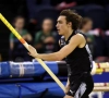 Armand Duplantis vestigt een nieuw wereldrecord in het polsstokspringen